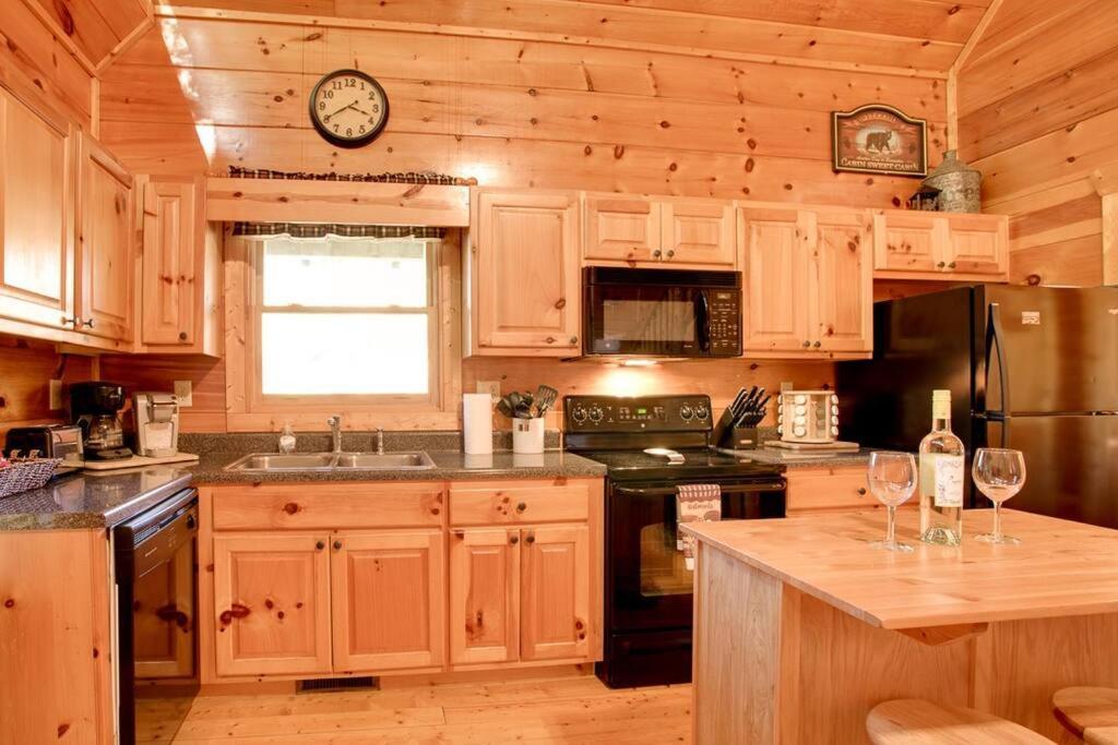 Brave Eagle Cabin Sevierville Room photo