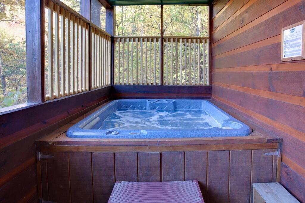Brave Eagle Cabin Sevierville Room photo