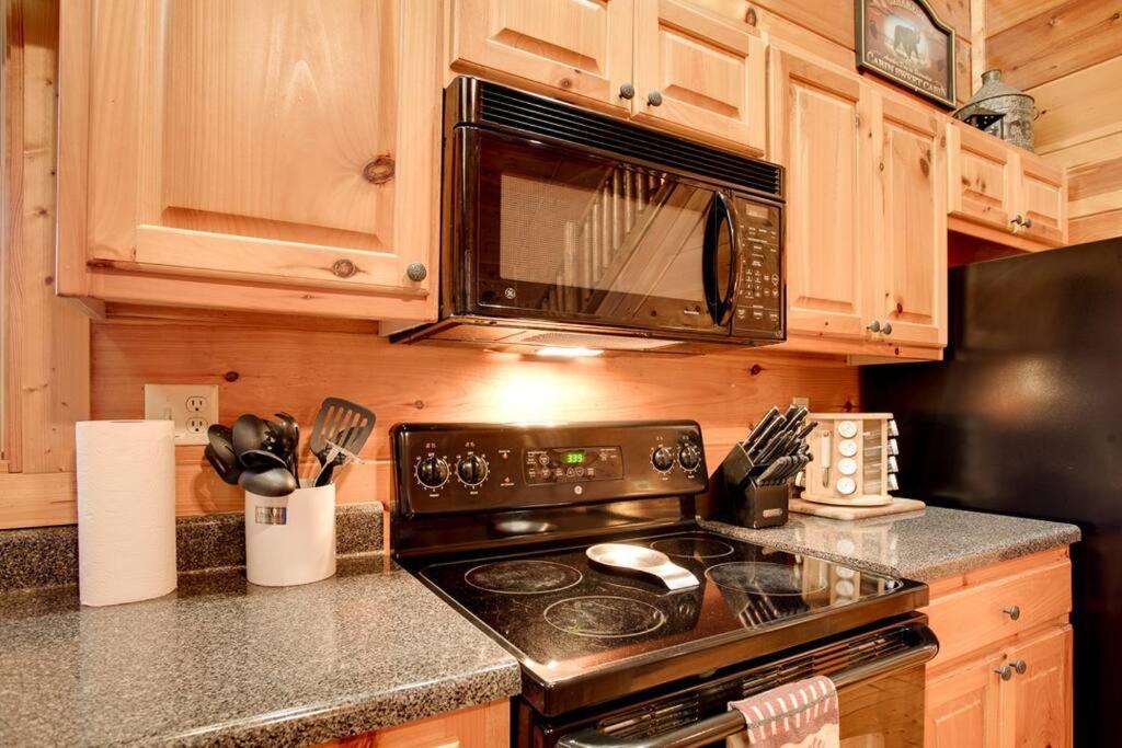Brave Eagle Cabin Sevierville Room photo