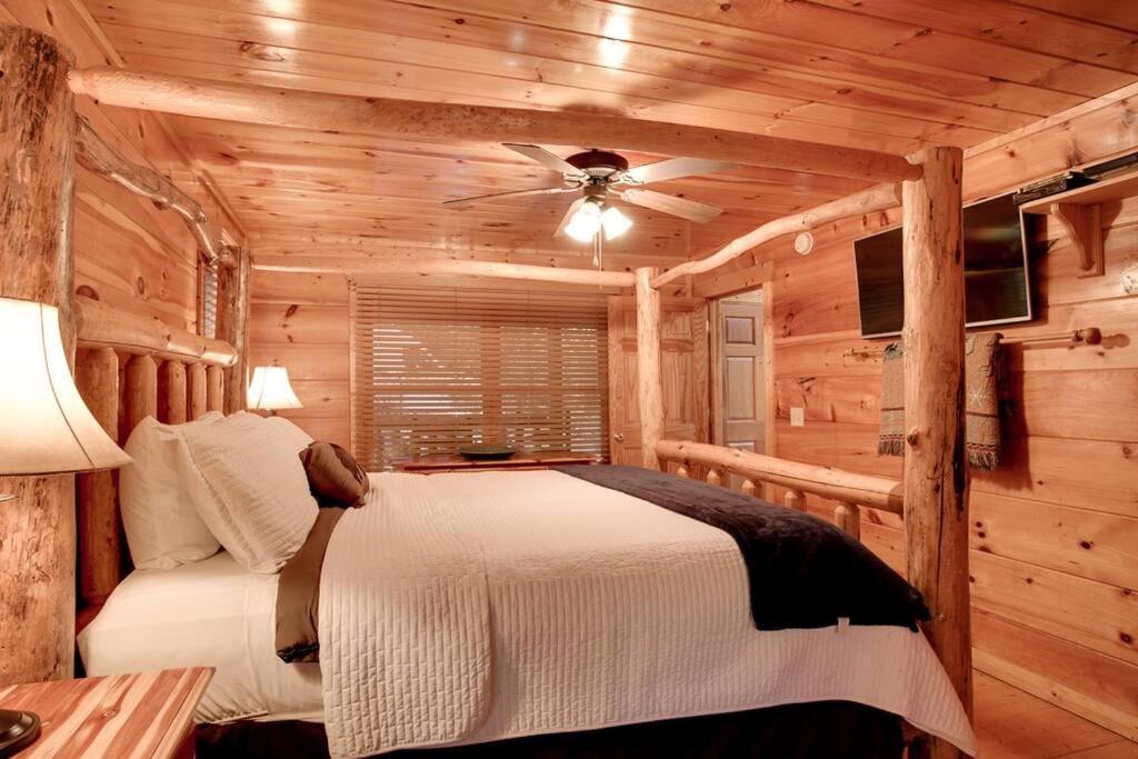 Brave Eagle Cabin Sevierville Room photo